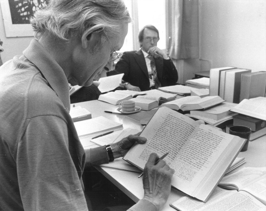 Der hauptverantwortliche Lektor und Übersetzer Hellmut Haug (links). Nach dem NT68 erfolgte die Übersetzung aus den hebräischen und griechischen Urtexten.