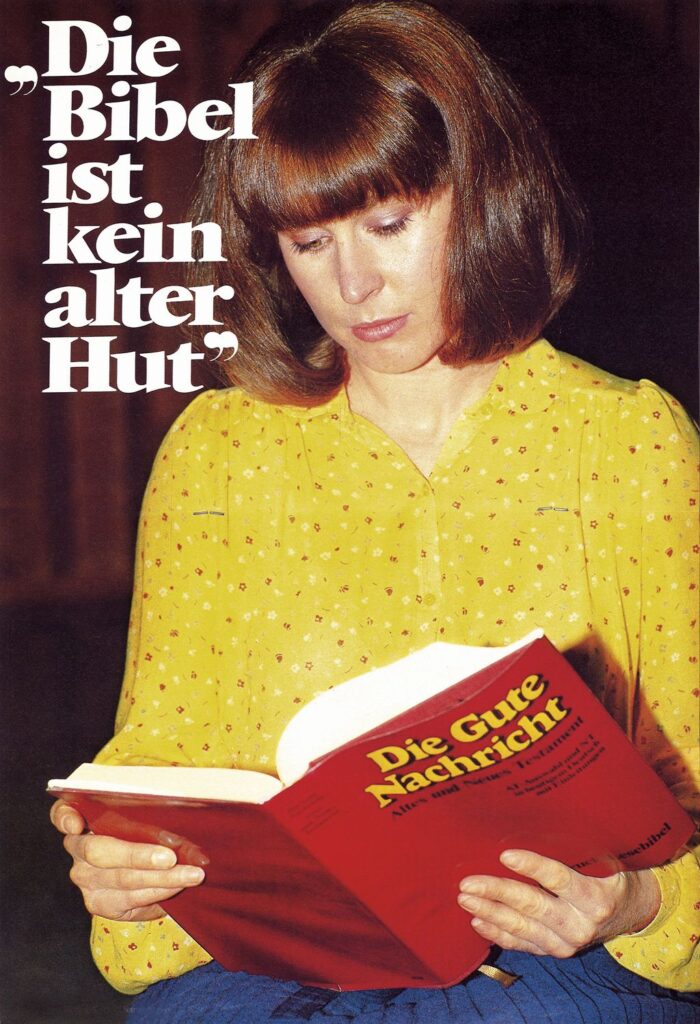 1980 erscheint eine deutsche Ausgabe mit Neuem Testament und ersten Auswahltexten des Alten Testaments.
