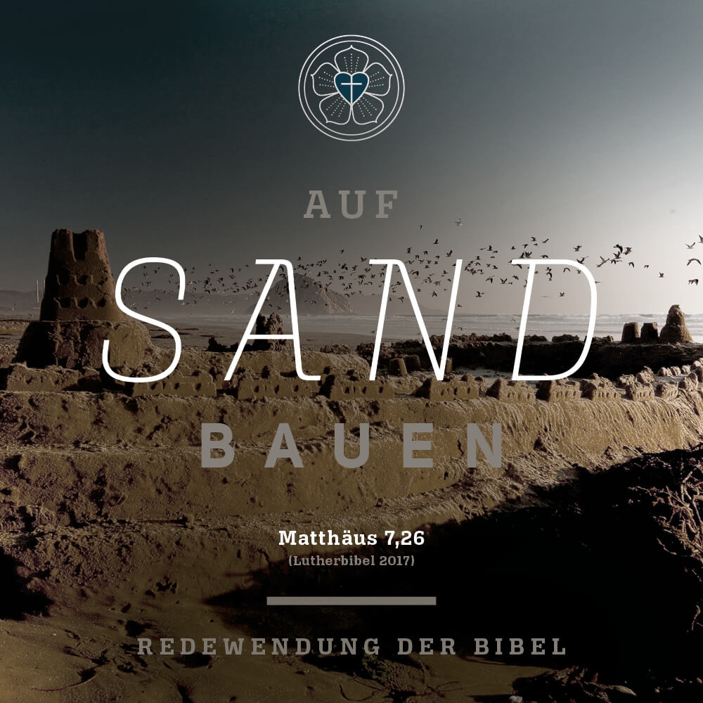 Text im Bild: Auf Sand bauen. Matthäus 7,26