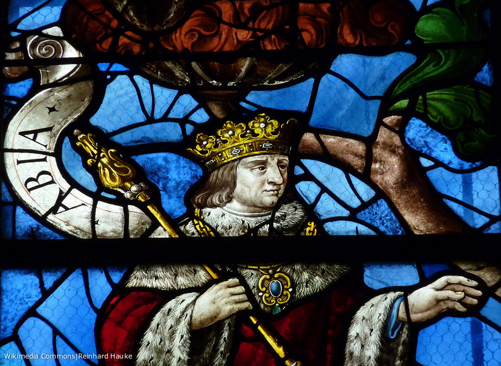 koning Abiam op een glas-in-loodraam in een kerk in Groslay (Frankrijk)