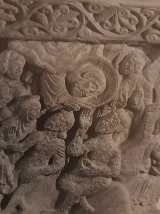 Afb. 8: Job, zijn vrienden, en God. anoniem, twaalfde eeuw. Kathedraal van Pamplona (detail). Foto uit: Samuel L. Terrien, The Iconography of Job through the Centuries. Artists as Biblical Interpreters.
