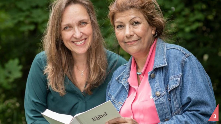 Twee vrouwen die de Bijbel lezen