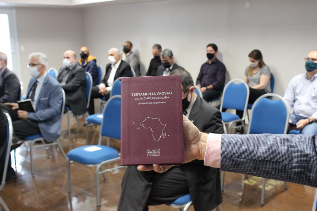 SBB celebra culto de dedicação de 1 milhão de Novos Testamentos para o Brasil e África