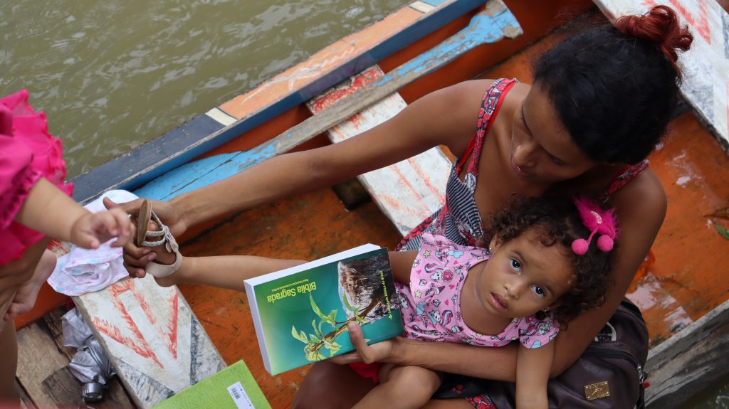 Luz na Amazônia leva atividades socioassistenciais e materiais bíblicos à comunidade Furo do Nazário