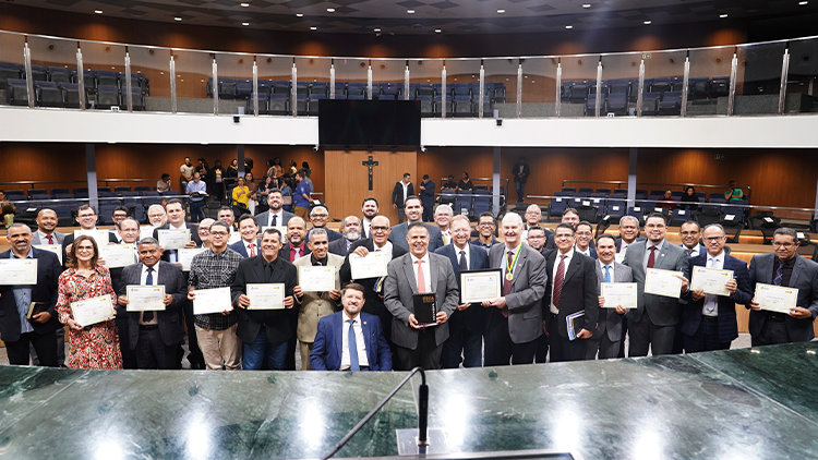 Realizada na Assembleia Legislativa de Goiás, sessão solene reuniu autoridades e pastores para homenagear o Jubileu de Diamante da SBB