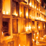 kynttilöitä hautauurnalehdossa