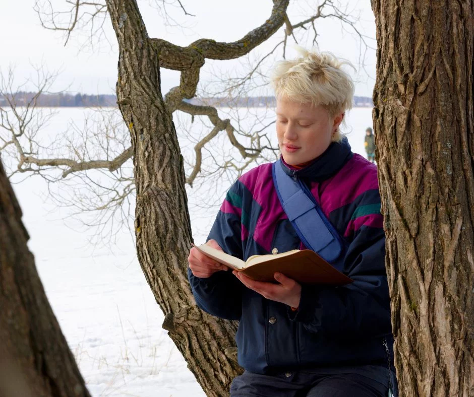 Nainen lukee Raamattua luonnossa